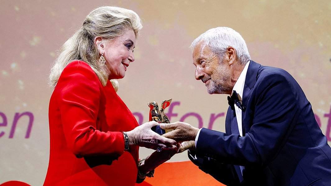 Актриса Катрин Денев  получает награду «Золотой лев» за жизненные достижения