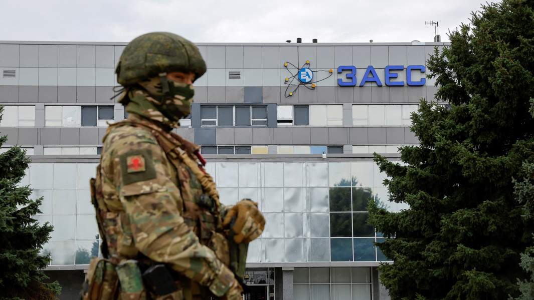 Военнослужащий стоит на страже возле Запорожской атомной электростанции после прибытия Международного агентства по атомной энергии.
