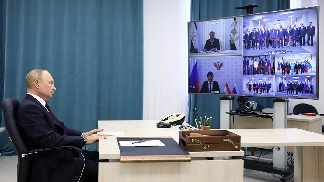 Президент России Владимир Путин принимает участие в церемонии открытия русскоязычных школ в Таджикистане по видеосвязи в Калининграде, Россия, 1 сентября 2022 года.