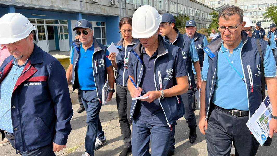 Члены миссии экспертов Международного агентства по атомной энергии (МАГАТЭ) во главе с генеральным директором МАГАТЭ Рафаэлем Мариано Гросси во время посещения Запорожской АЭС