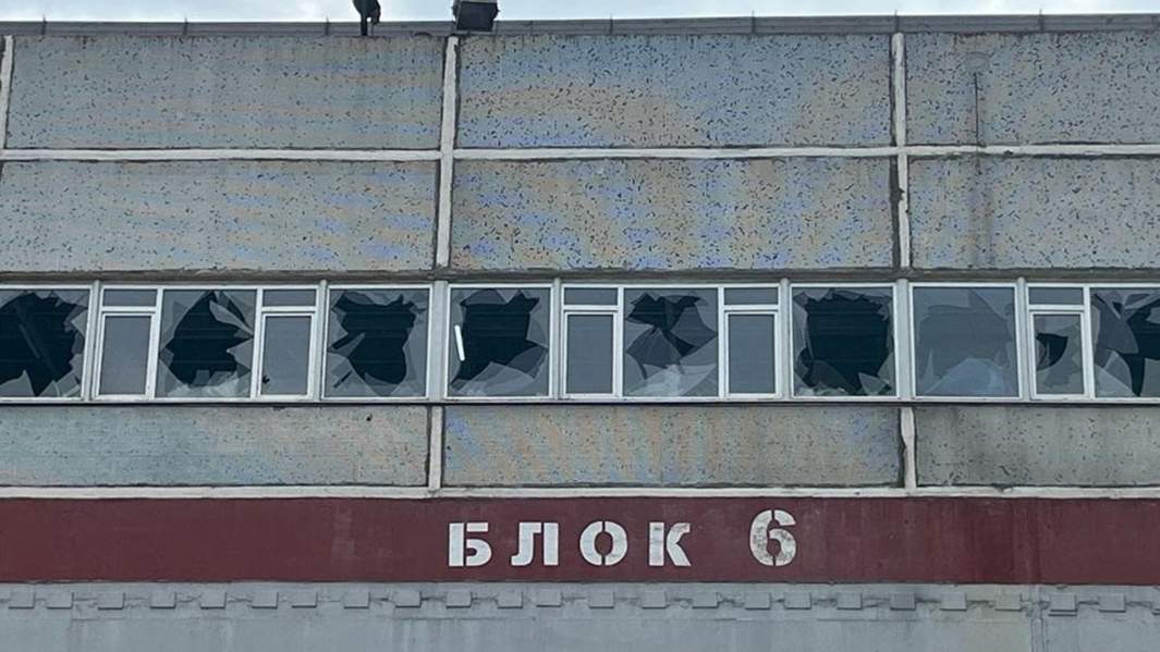 Разбитые окна в здании Запорожской АЭС 