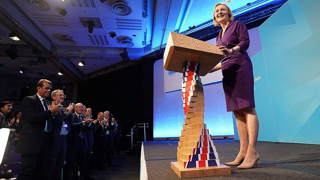 Лиз Трасс выступает в Центре королевы Елизаветы II после того, как ее объявили новым лидером Консервативной партии и следующим премьер-министром Великобритании