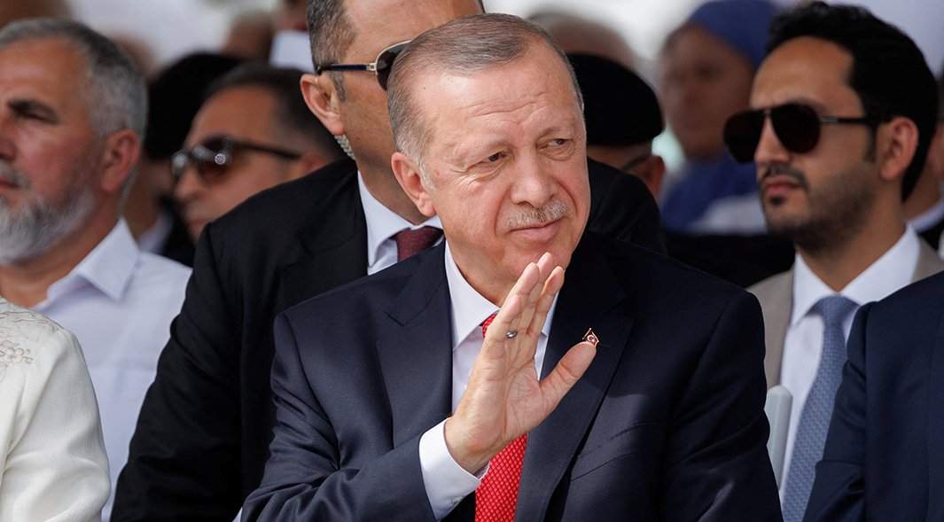 Президент Турции Тайип Эрдоган машет рукой людям