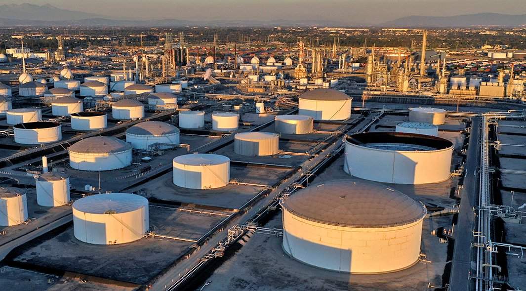 Резервуары для хранения видны на нефтеперерабатывающем заводе в США