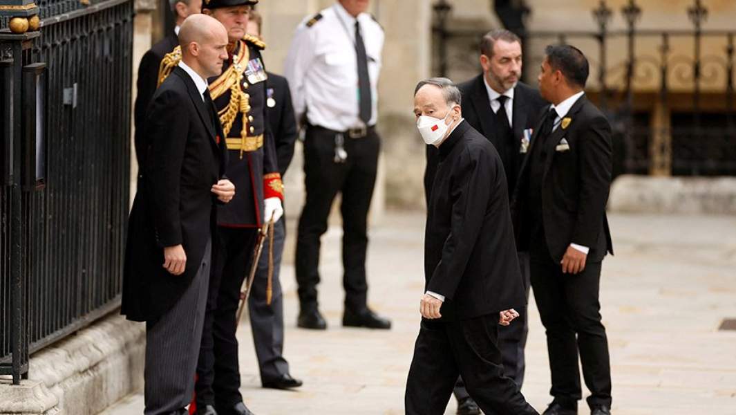 Заместитель председателя КНР Ван Цишань заходит в Вестминстерское аббатство на церемонию прощания с королевой Великобритании Елизаветой II