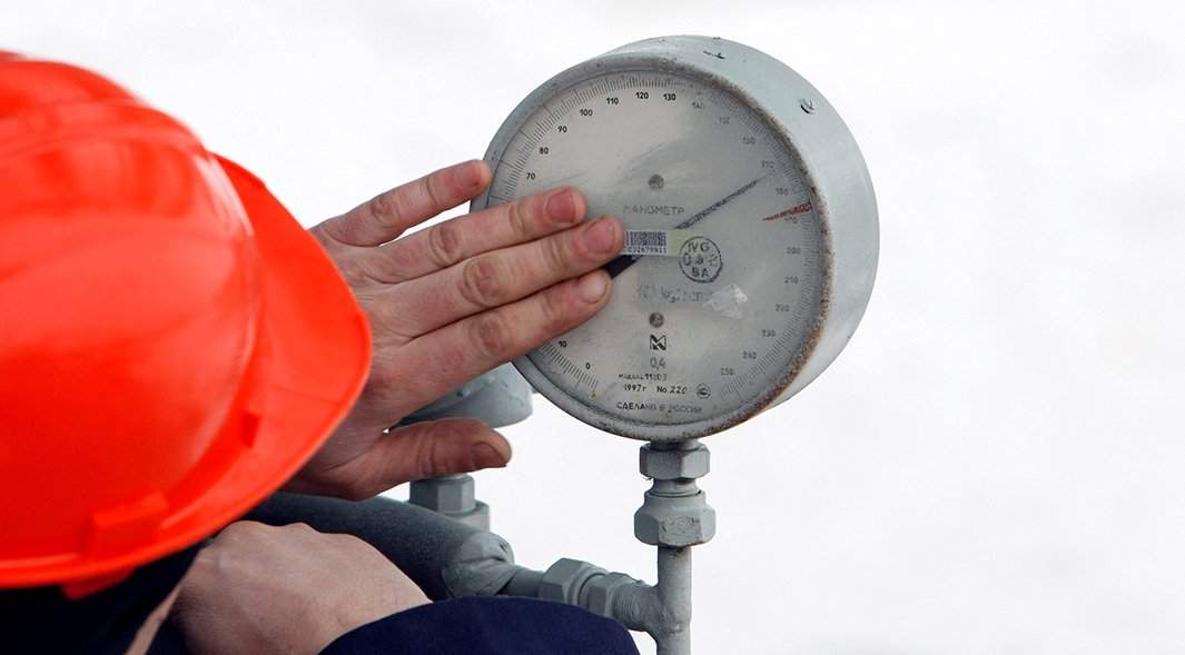 Техник проверяет манометр