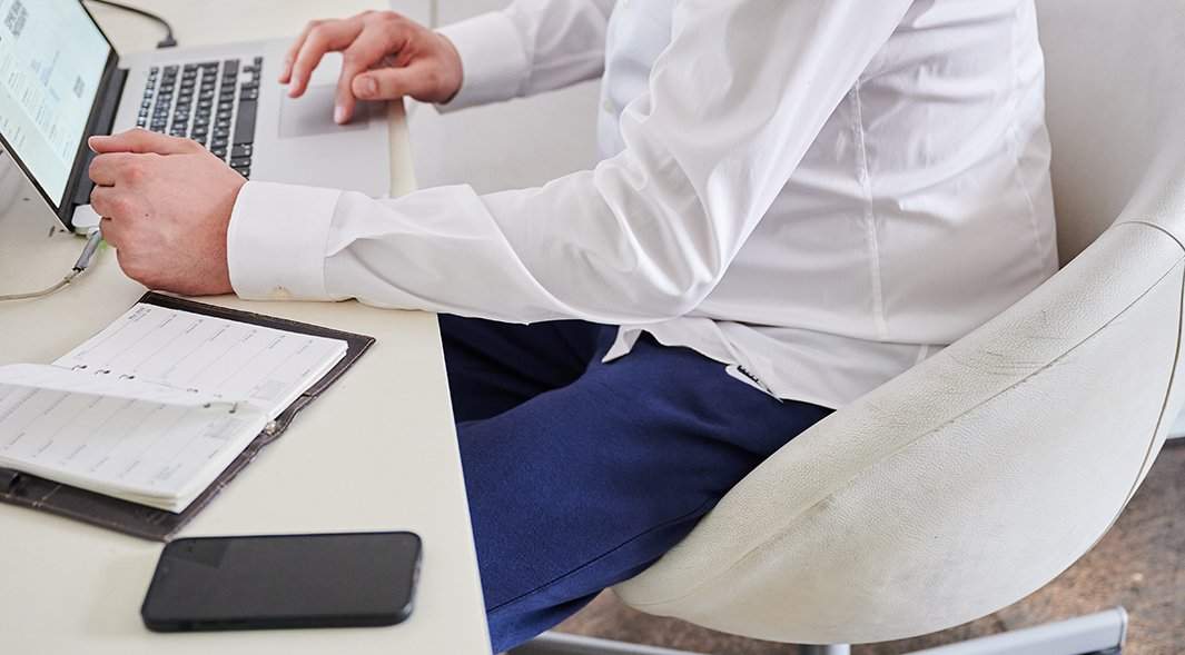 человек работает за ноутбуком