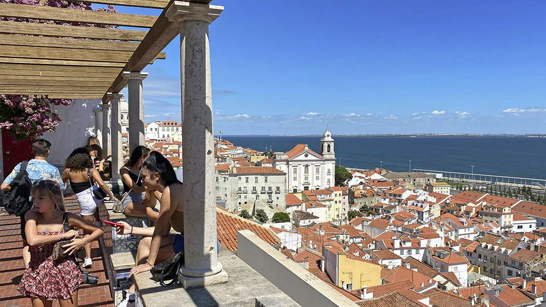 португалия город туристы