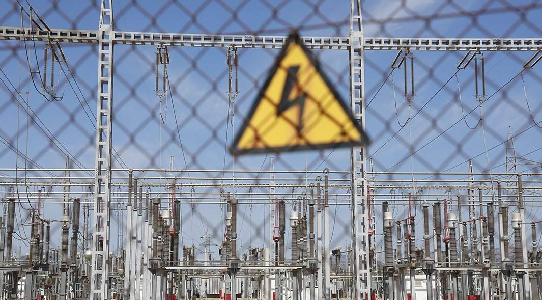 на заборе подстанции висит табличка «Опасное электрическое напряжение»