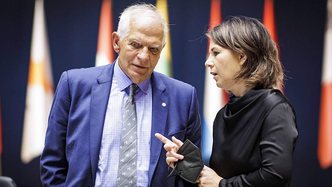 Анналена Бербок, федеральный министр иностранных дел, записала разговор с Жозепом Боррелем Фонтельесом, Высоким представителем ЕС по иностранным делам и политике безопасности, во время встречи министров иностранных дел Европейского Союза в Гимниче