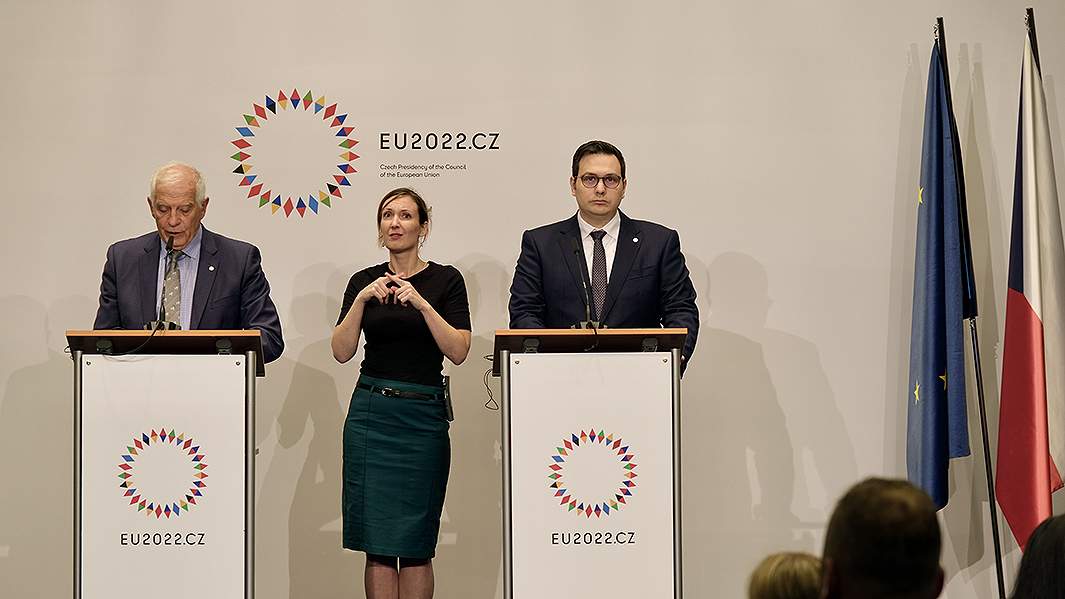 Верховный представитель ЕС по иностранным делам и политике безопасности Жозеп Боррель (1-й слева) и министр иностранных дел Чехии Ян Липавский (3-й слева) принимают участие в пресс-конференции после двухдневная неформальная встреча министров иностранных дел Европейского союза (ЕС) в Праге
