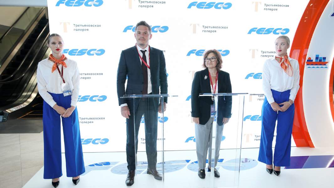 Председатель Совета директоров FESCO Андрей Северилов и директор Третьяковской галереи Зельфира Трегулова на подписании меморандума в рамках ВЭФ-2022 во Владивостоке