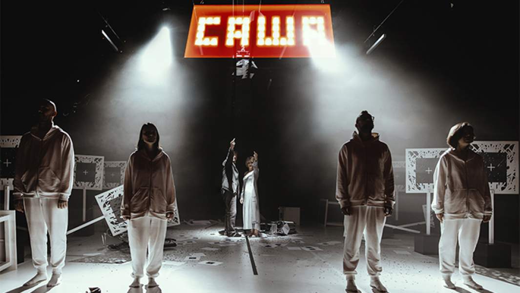 Актеры во время спектакля «Саша, привет!» на сцене «Театра Наций»