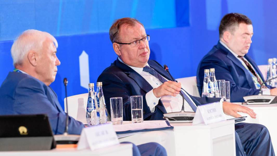 Президент-председатель правления банка ВТБ Андрей Костин во время дискуссии «Регулирование финансового рынка в целях трансформации и развития экономики» в рамках XIX Международного банковского форума в Казани