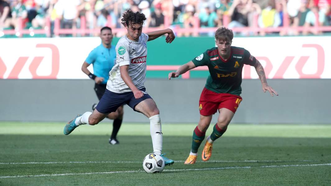 Россия. Москва. Стадион "РЖД Арена". Российская премьер-лига. "Локомотив" (Москва) - "Крылья Советов" (Самара). Игроки ФК "Крылья Советов" Александр Коваленко и ФК "Локомотив" Тин Едвай (слева направо) во время матча.