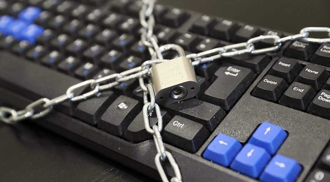клавиатура закована в цепи