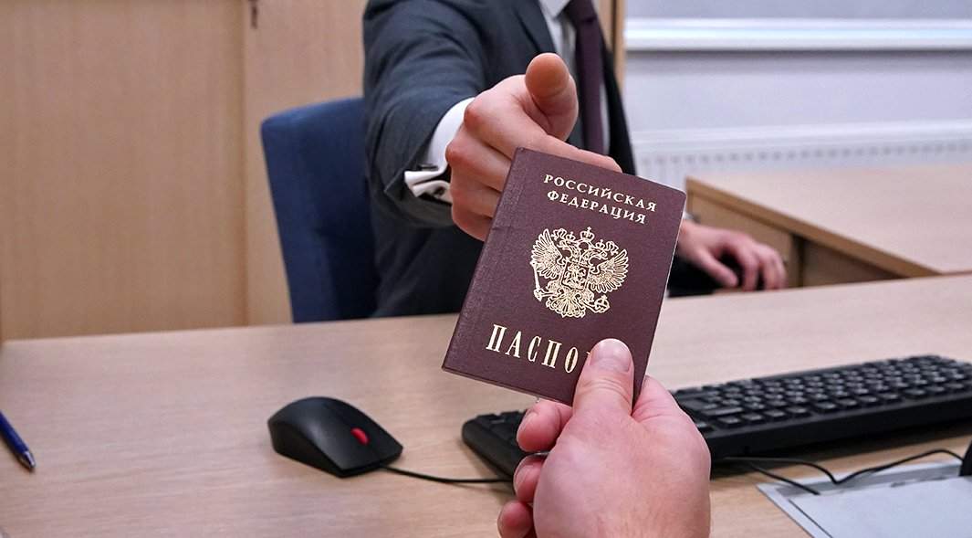 человек передает паспорт сотруднику банка
