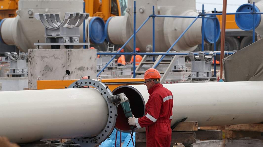 Рабочий во время строительства Северного потока 2