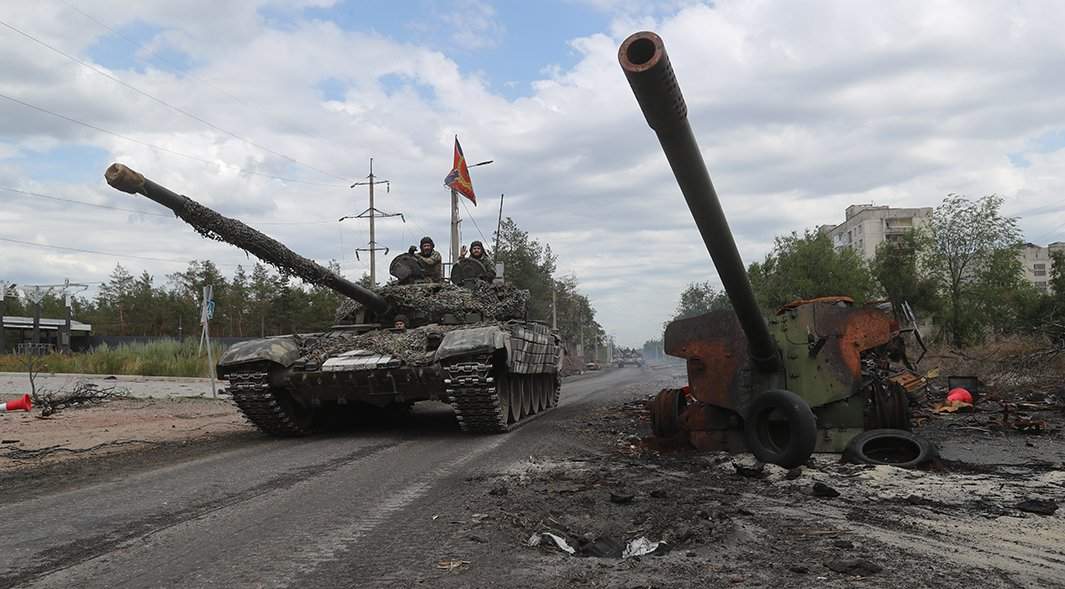 Военнослужащие ВС РФ на танке Т-72 в Северодонецке