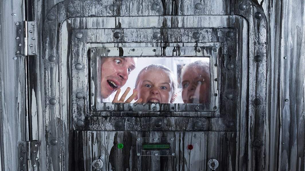 Семья заперта за дверью во время участия в хоррор квесте