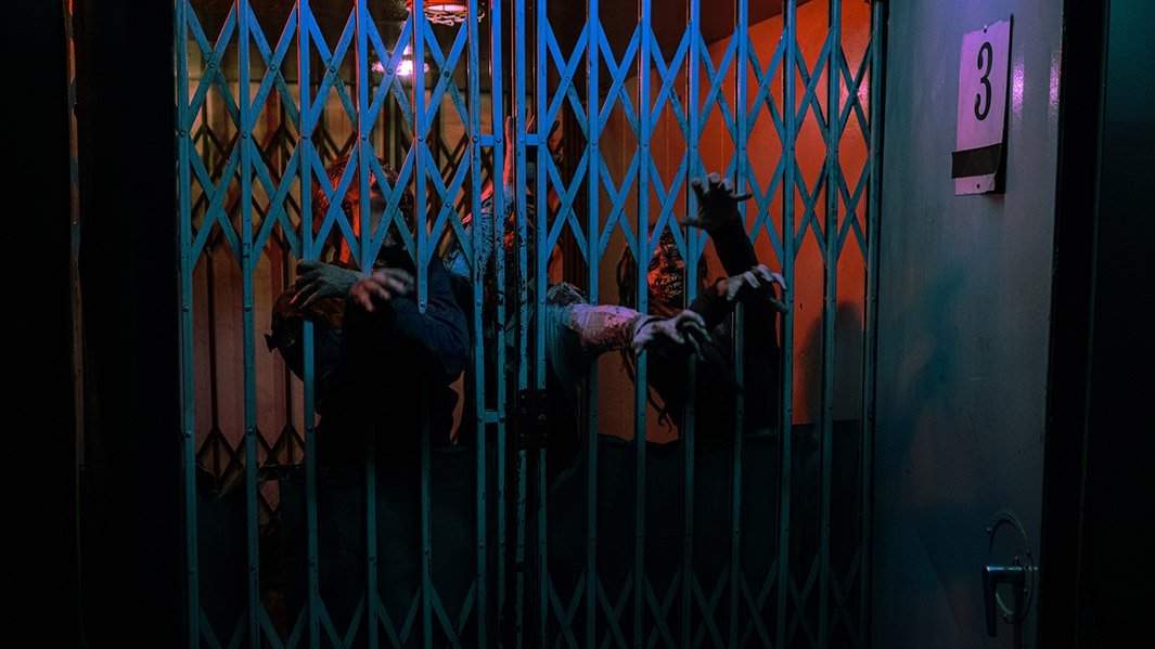 Актёры загримированные под зомби в хоррор квесте