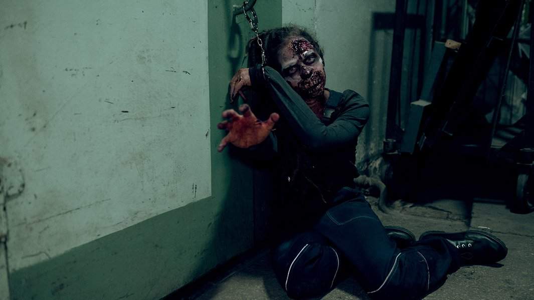 Актриса из хоррор квеста загримированная под зомби