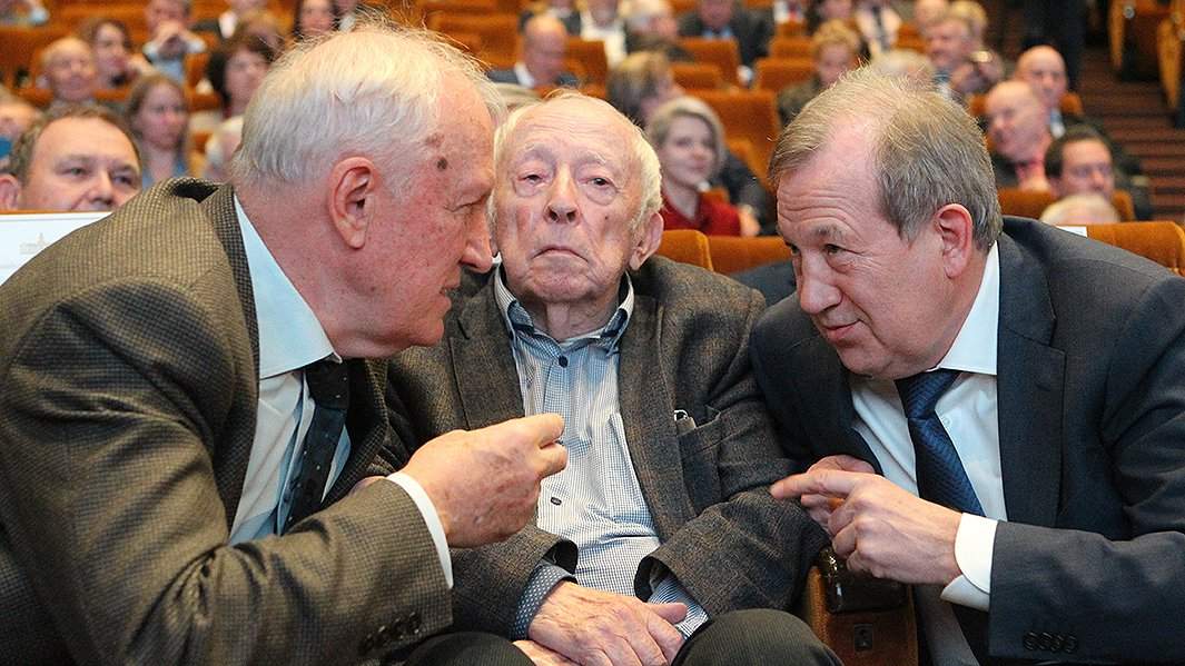 Геннадий Красников (справа) на общем собрании РАН в Москве