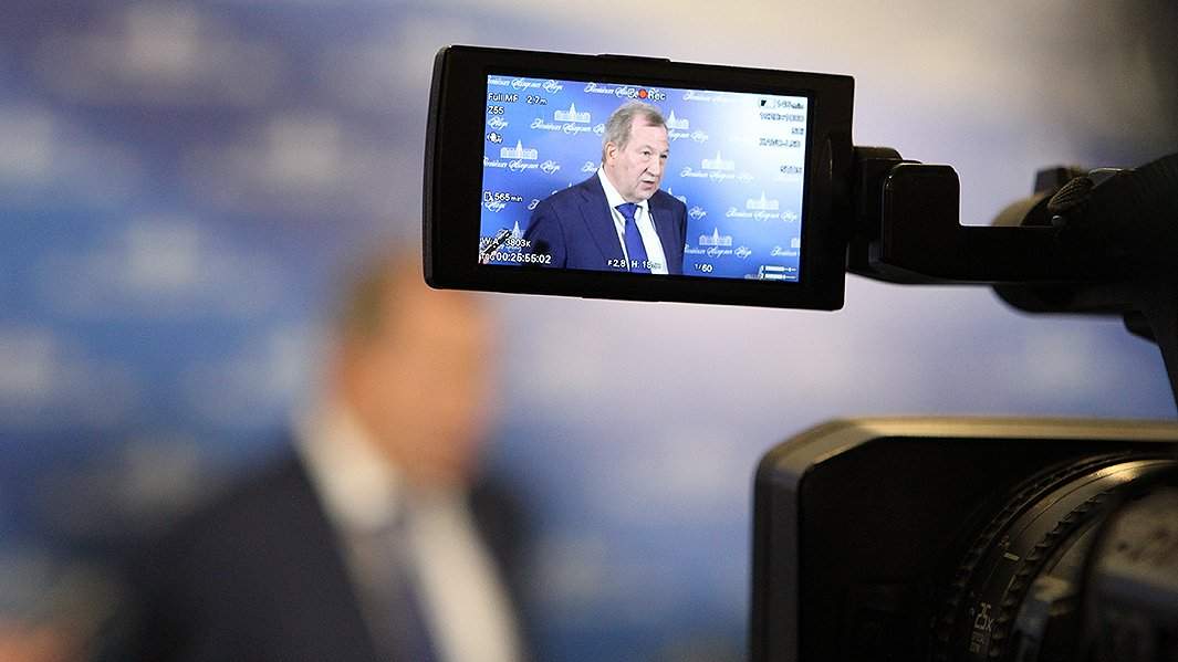 Избранный новый глава Российской академии наук Геннадий Красников во время интервью с журналистами после общего собрания РАН в Москве