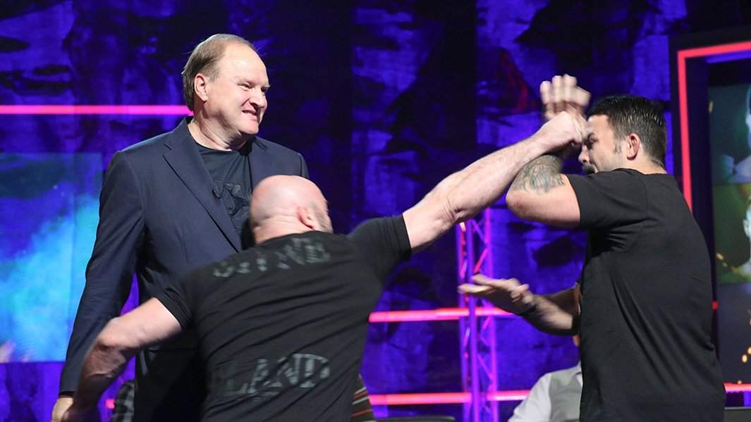 Бойцы Магомед Исмаилов и бывший боец UFC Майк Перри (слева направо) устроили драку  на пресс-конференции, приуроченной к турниру «Бойцовский клуб РЕН ТВ. Суперсерия. Вагабов VS Николсон»