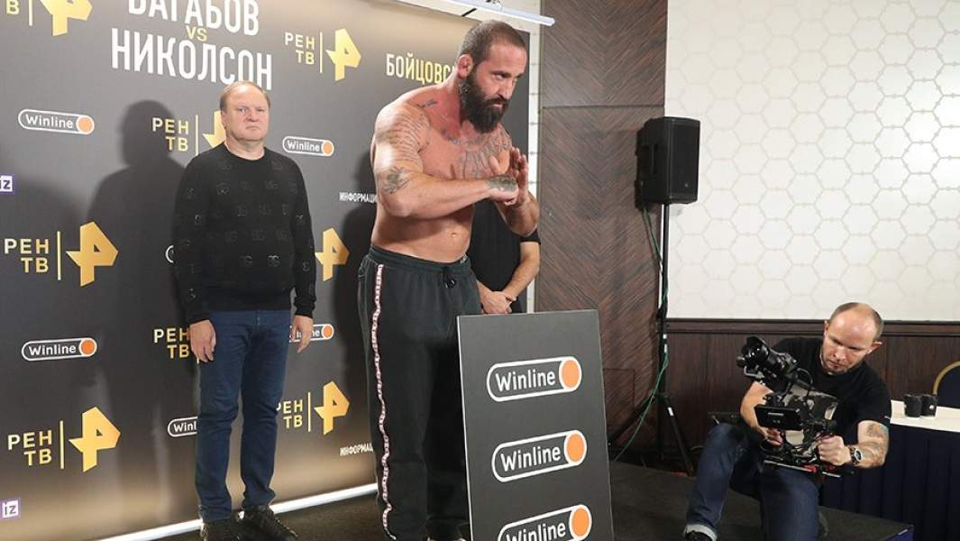 Алекс Николсон во время церемонии взвешивания