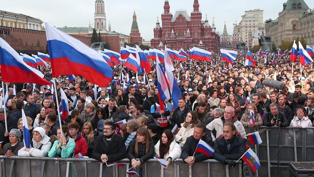 Люди собрались на Красной площади на концерт в поддержку присоединения к России ЛНР, ДНР, Херсонской и Запорожской областей