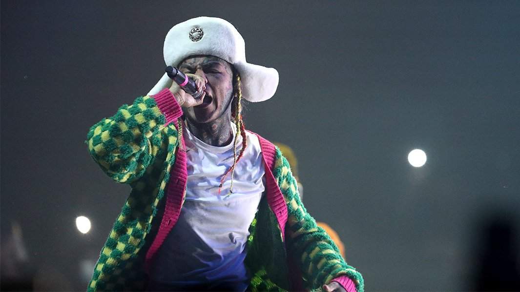 Даниэль 6IX9INE Эрнандес на концерте в Adrenaline Stadium