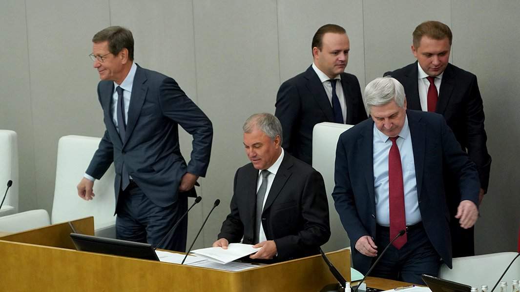 Спикер Госдумы РФ Вячеслав Володин (в центре)