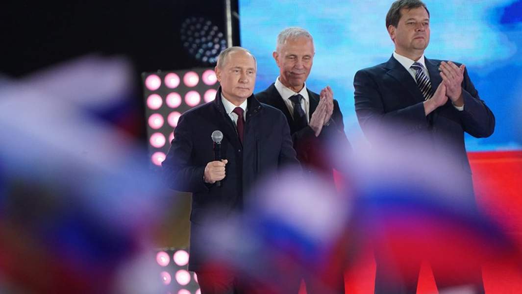 Президент РФ Владимир Путин, глава администрации Херсонской области Владимир Сальдо и глава администрации Запорожской области Евгений Балицкий (слева направо) на митинге-концерте в поддержку присоединения к России ЛНР, ДНР, Херсонской и Запорожской областей