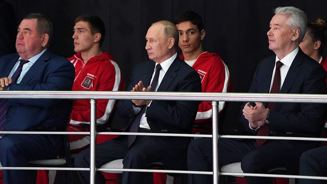 Президент Международной федерации самбо Василий Шестаков, Владимир Путин и Сергей Собянин на финальном поеднике турнира «Кубок звезд. Лига боевого самбо» 