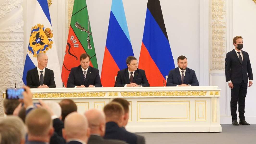  Глава администрации Херсонской области Владимир Сальдо, глава администрации Запорожской области Евгений Балицкий, глава ЛНР Леонид Пасечник и глава ДНР Денис Пушилин (слева направо) на церемонии подписания договоров о вхождении в Российскую Федерацию Донецкой и Луганской народных республик, Запорожской и Херсонской областей в Георгиевском зале Большого Кремлевского дворца