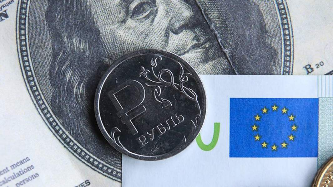 Купюры доллар, евро и монета рубль