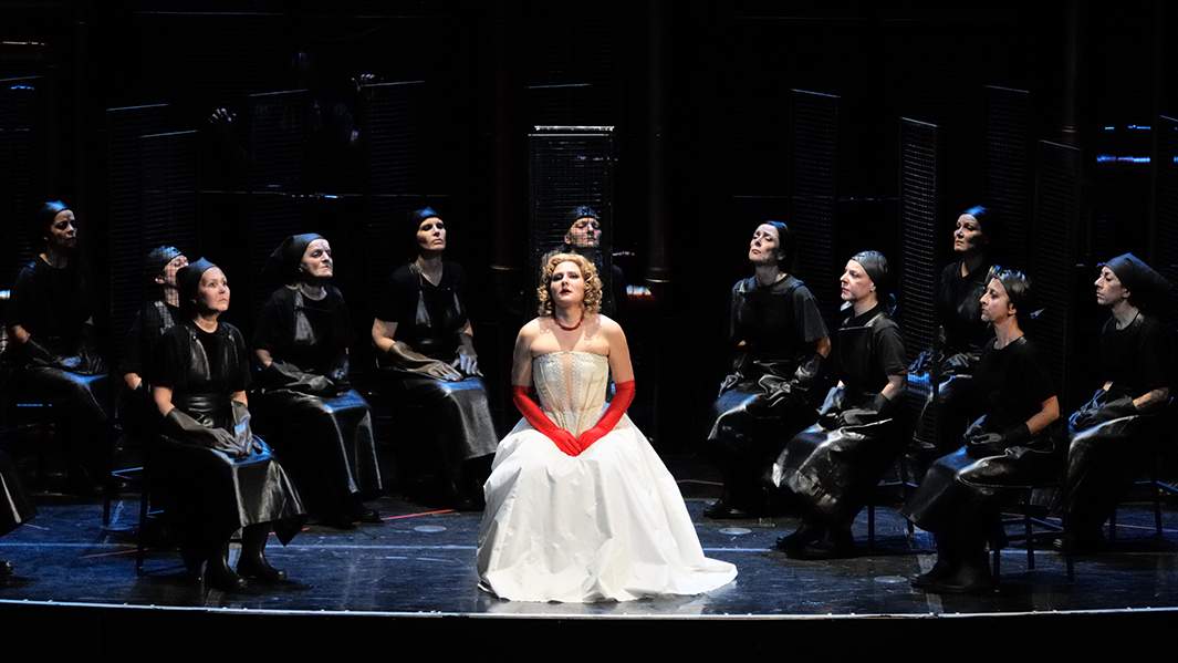 Актриса Светлана Создателева принимает участие в опере Шостаковича «Леди Макбет Мценского уезда» на сцене Муниципального театра Болоньи в Италии