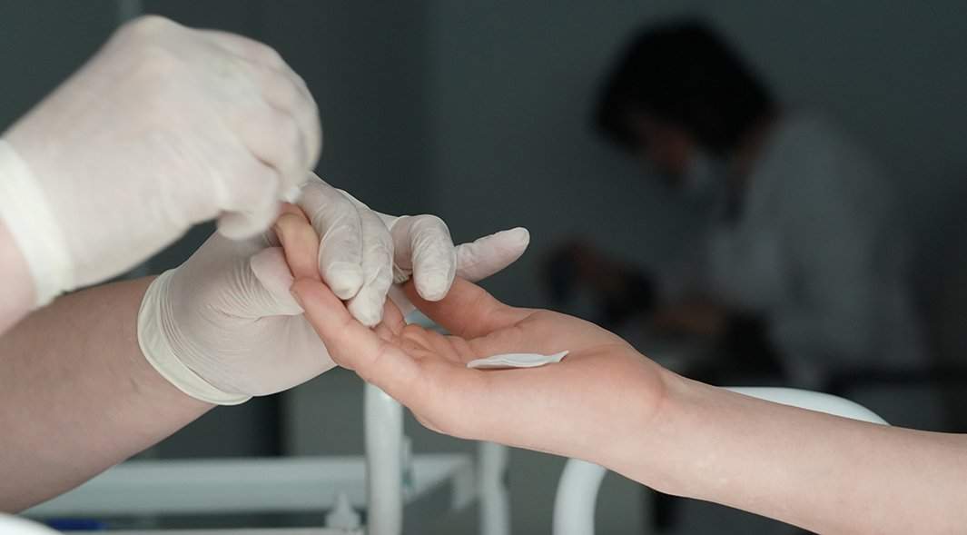 пациент сдает кровь на анализ