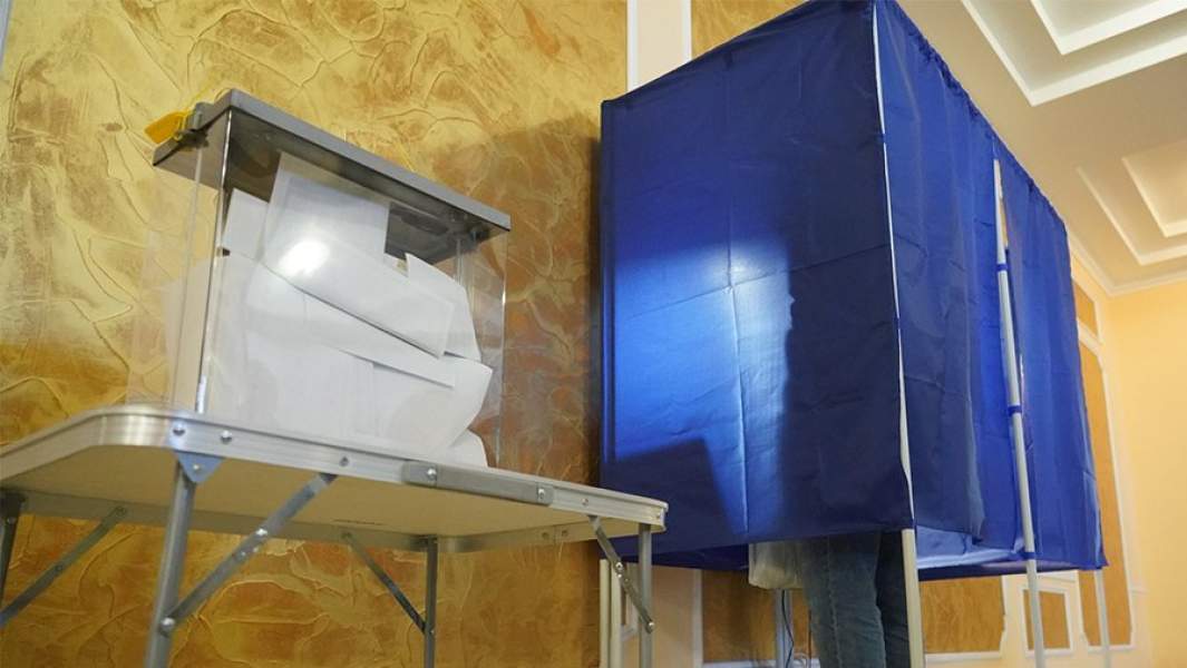 Избиратели во время голосования на референдуме по вхождению ЛНР в состав РФ