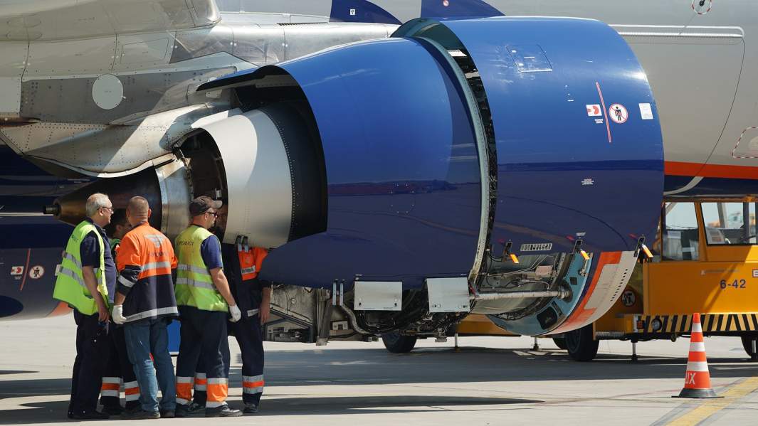 Самолет во время стоянки в аэропорту