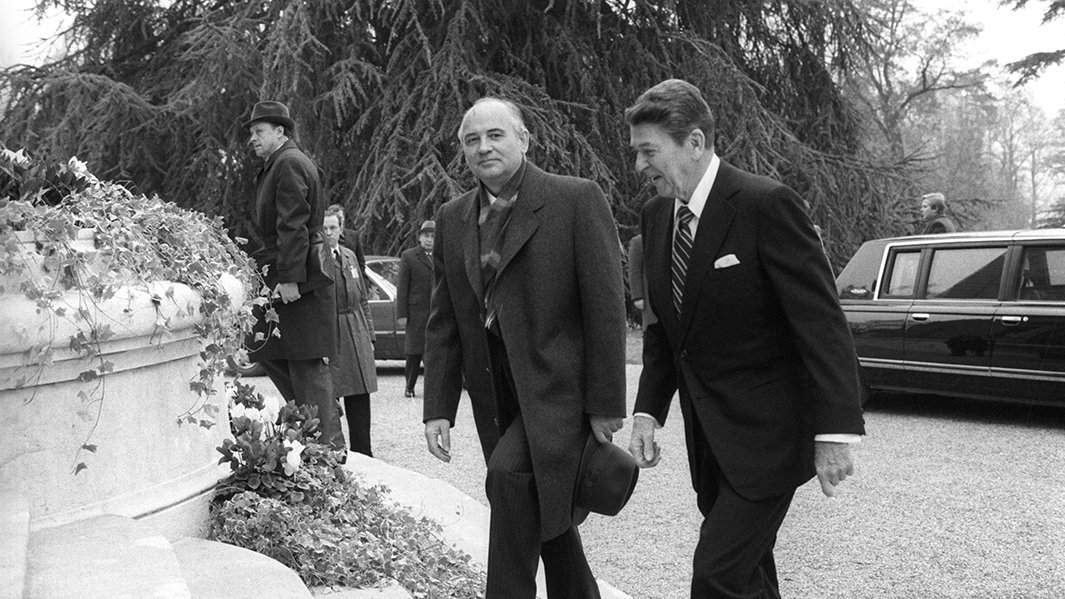 Советско-американская встреча на высшем уровне в Женеве. Генеральный секретарь ЦК КПСС Михаил Сергеевич Горбачев и Президент США Рональд Рейган перед началом беседы