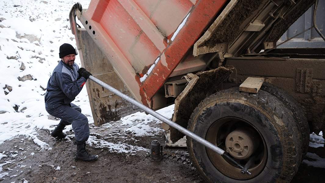 Рабочий во время строительства дороги к месторождению рудного золота "Таборное" в Олекминском районе Республика Саха (Якутия).