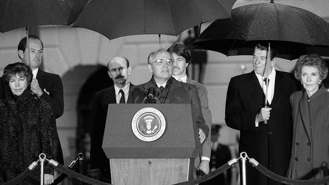 Генеральный секретарь ЦК КПСС Михаил Горбачев (в центре) выступает на церемонии официальных проводов у Белого дома. На церемонии присутствуют: президент США Рональд Рейган (2 справа), Ненси Рейган (справа) и Раиса Горбачева (слева)