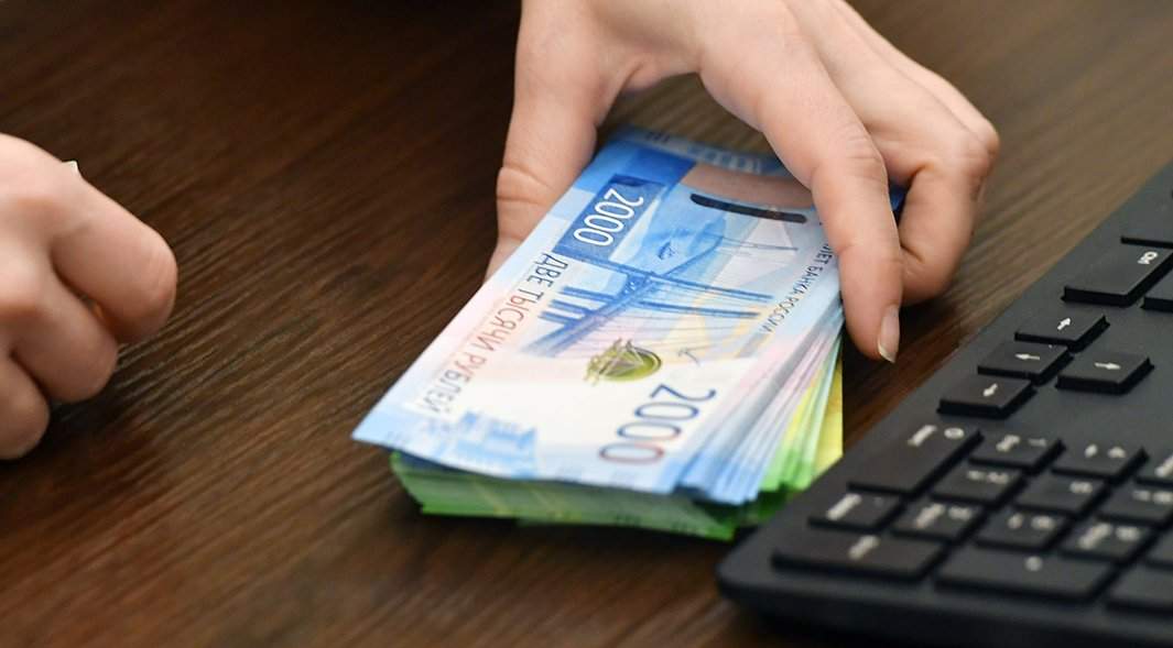 сотрудник банка и деньги