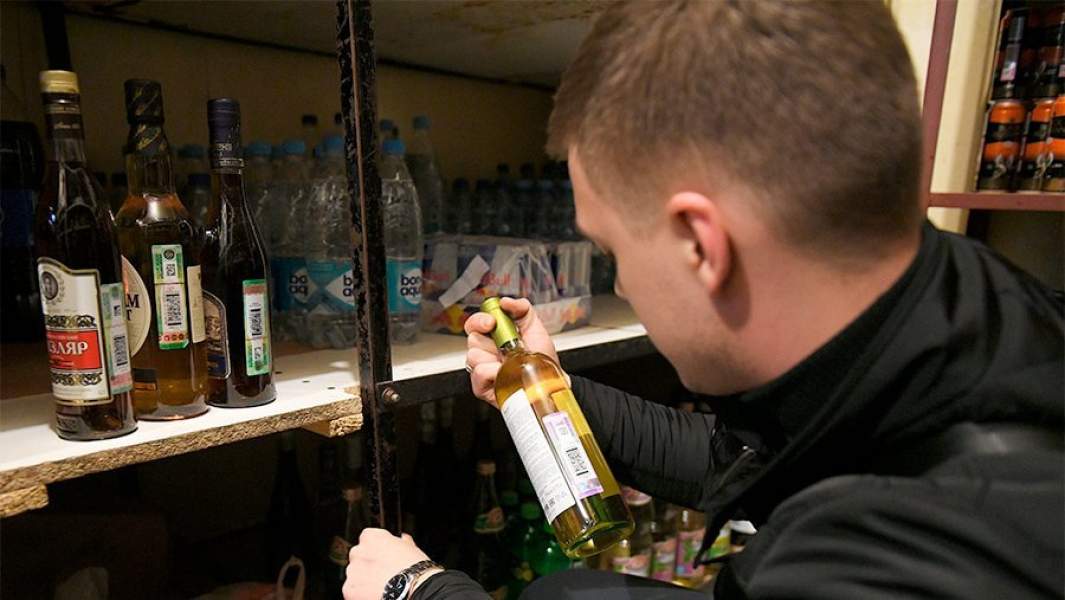 Рейд сотрудников полиции, департамента региональной безопасности и департамента торговли по выявлению точек продажи контрафактного алкоголя в одном из московских продуктовых магазинов