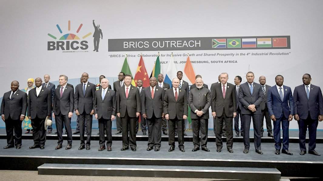 Президент РФ Владимир Путин во время совместного фотографирования лидеров БРИКС и глав делегаций приглашенных государств