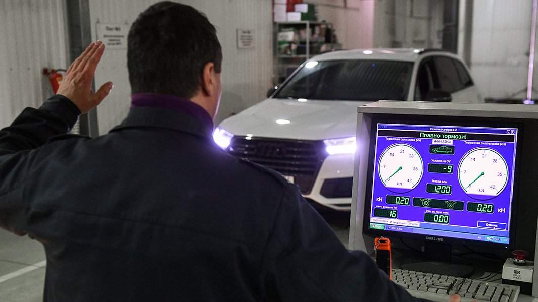 Технический эксперт проводит осмотр автомобиля 