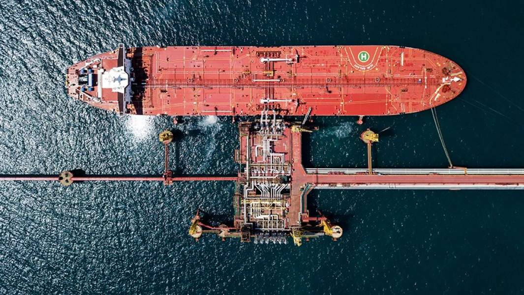 Нефтяной танкер у нефтеналивного терминал