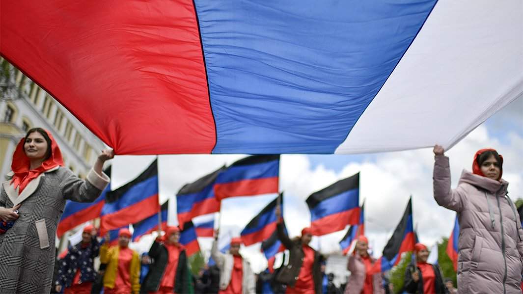 Участники праздничного шествия в ДНР